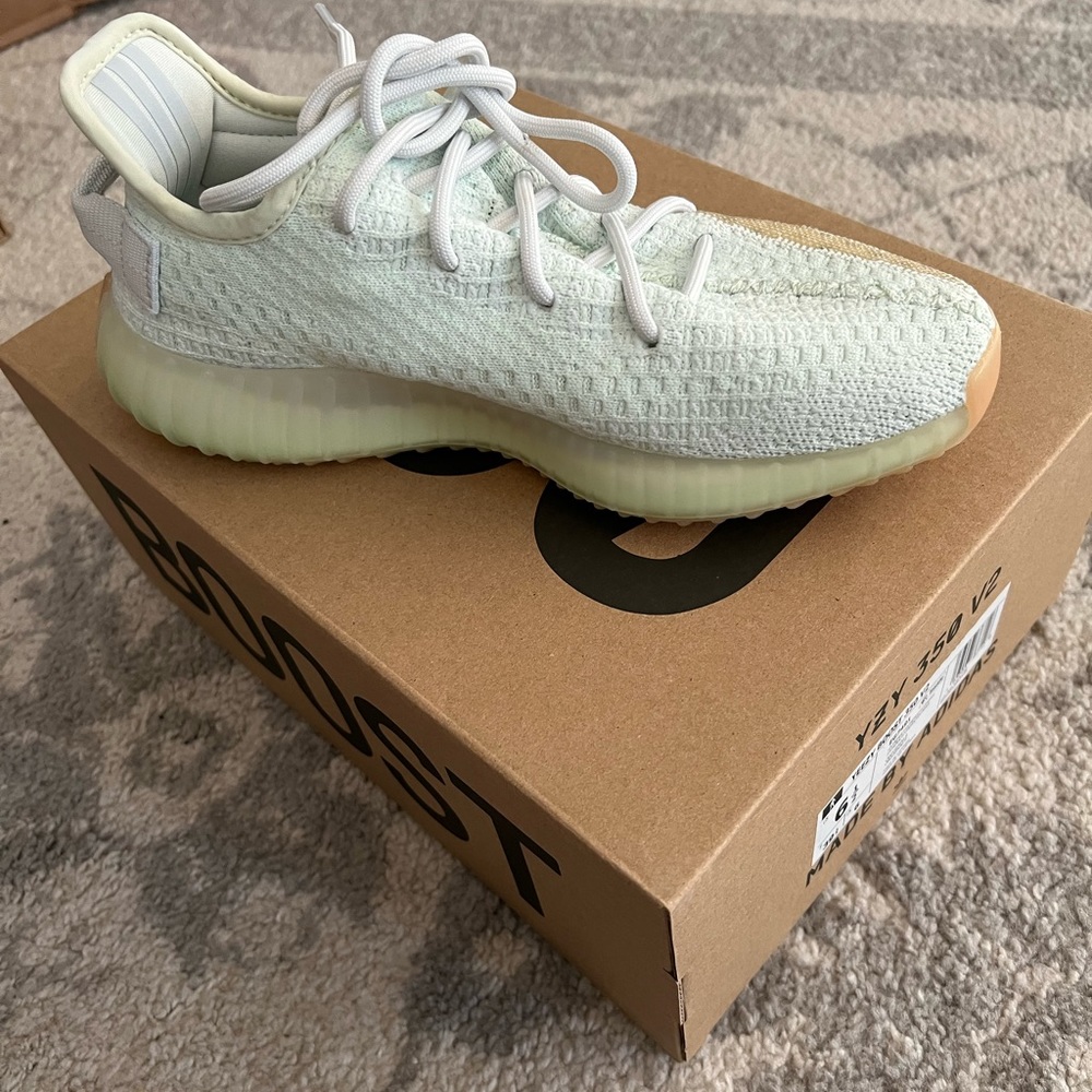 Yeezy Boost 350 V2